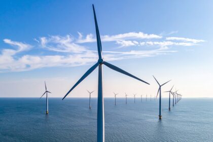 Ein Offshore-Windpark im offenen Meer.