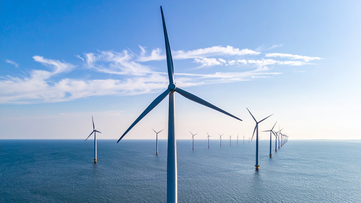 Ein Offshore-Windpark im offenen Meer.