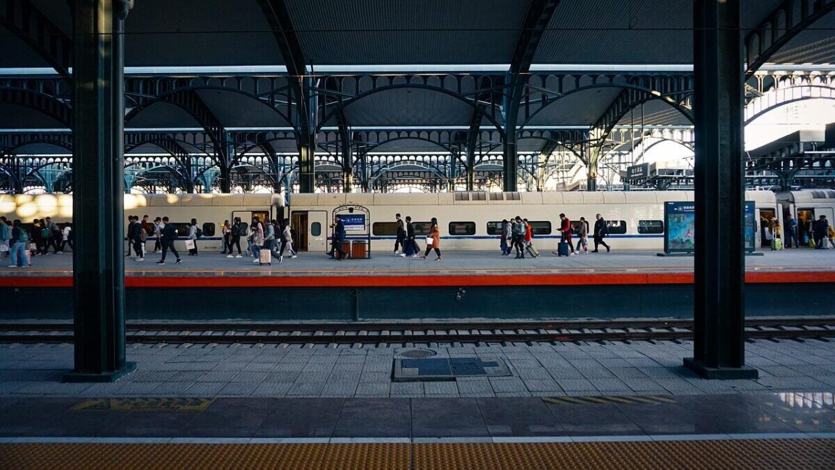 Bahnhof Menschen Passagiere Zug Gleise