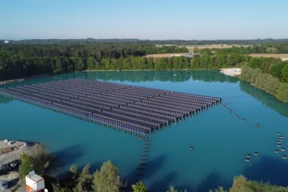schwimmende Solaranlage, Solarenergie, erneuerbare Energie, Nachhaltigkeit, Umwelt, Strom