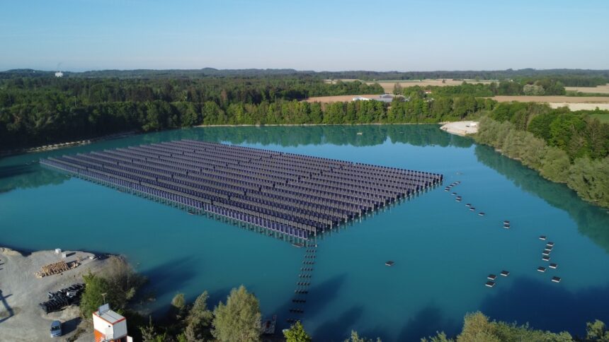 schwimmende Solaranlage, Solarenergie, erneuerbare Energie, Nachhaltigkeit, Umwelt, Strom
