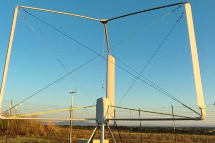 Vertikales Windrad Stadt Dächer KI Haus