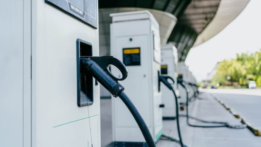 E-Autos laden Bundesregierung Elektroautos Elektromobilität Ladesäule