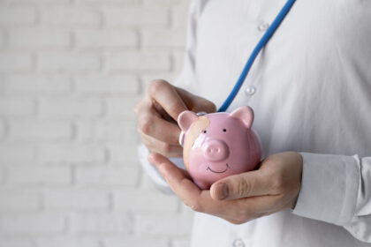 Arzt Sparschwein Krankenkassen Versicherung