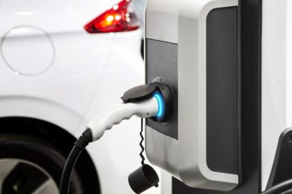 E-Auto Elektroauto an der Wohnung Laden Ladesäule Fördertopf Prämie