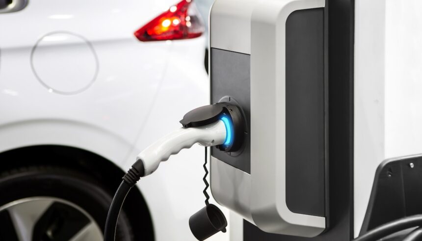 E-Auto Elektroauto an der Wohnung Laden Ladesäule Fördertopf Prämie