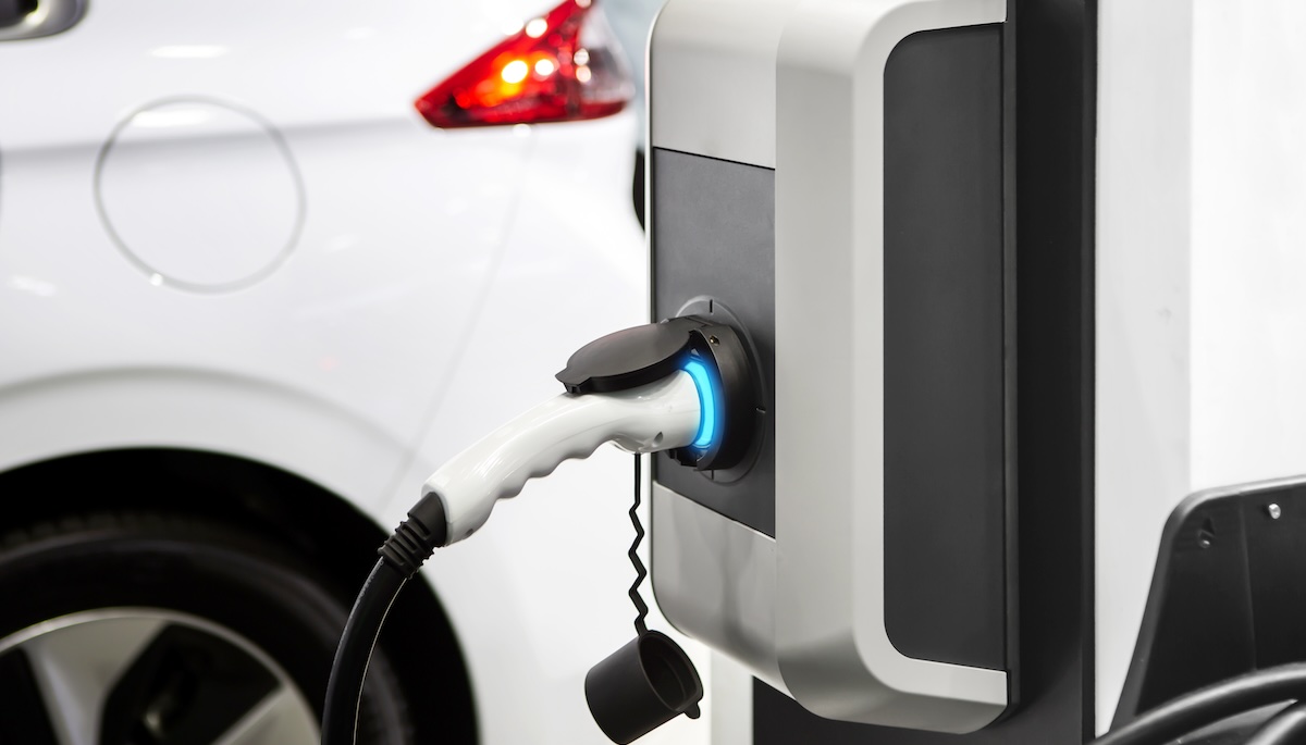 E-Auto Elektroauto an der Wohnung Laden Ladesäule Fördertopf Prämie