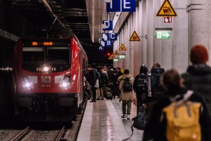 Bahnhöfe Deutschland Bahnsteig Zug