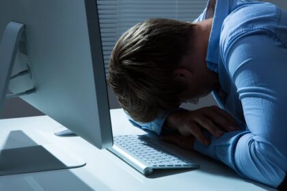 KI Müdigkeit Brain Fry KI Kater Künstliche Intelligenz Beschäftiget Arbeit Job