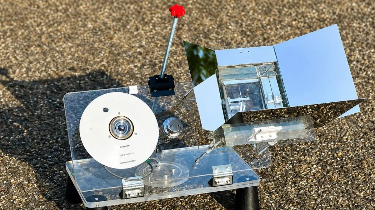 hybrides Energiesystem Strom Wärme Kühlung Solar Solarthermie Klimaanlage Kälte des Alls
