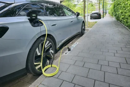 wie funktionieren Ladebordstein Elektroauto Rheinmetall E-Auto laden Bordstein