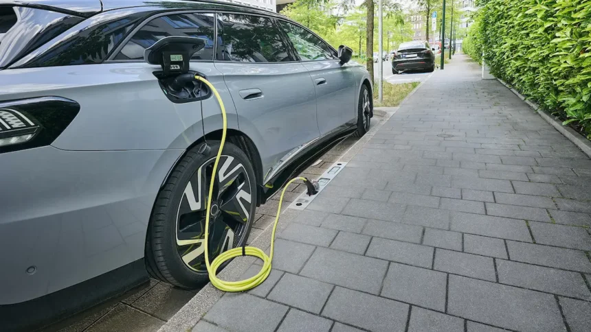 wie funktionieren Ladebordstein Elektroauto Rheinmetall E-Auto laden Bordstein