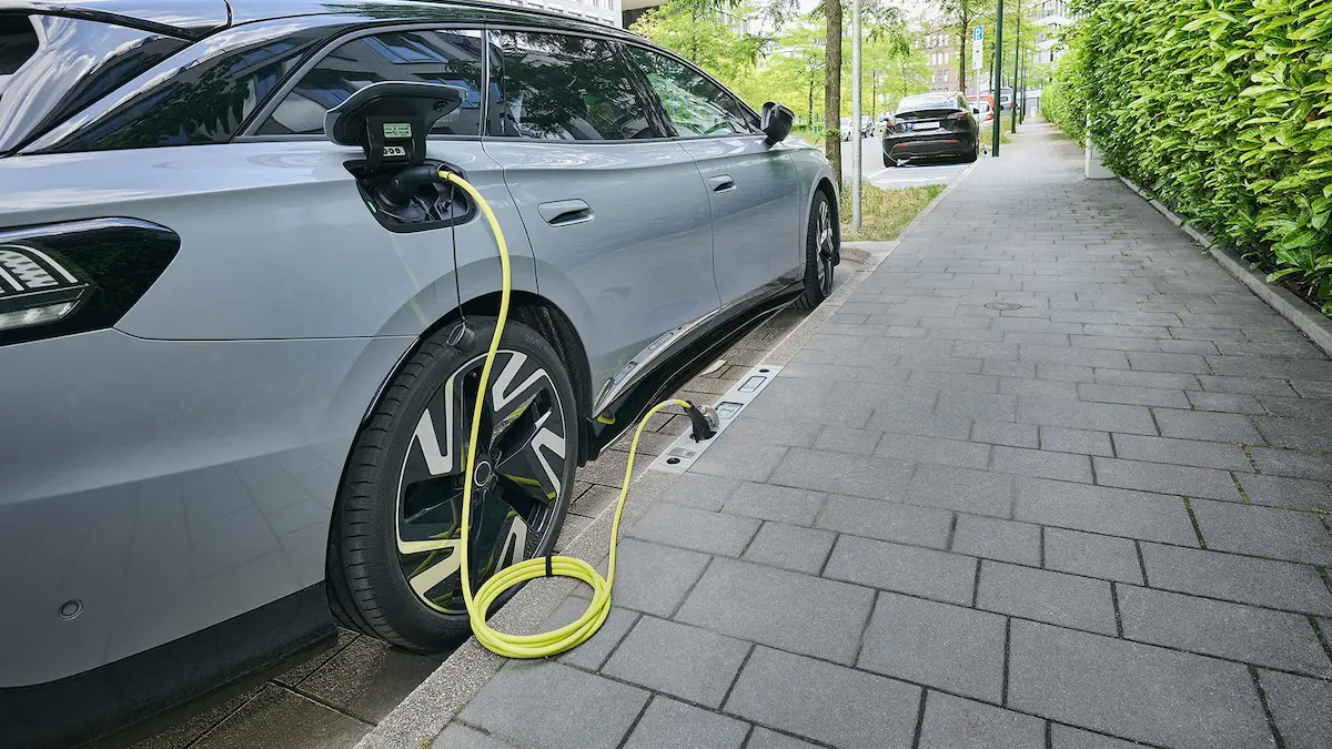 wie funktionieren Ladebordstein Elektroauto Rheinmetall E-Auto laden Bordstein