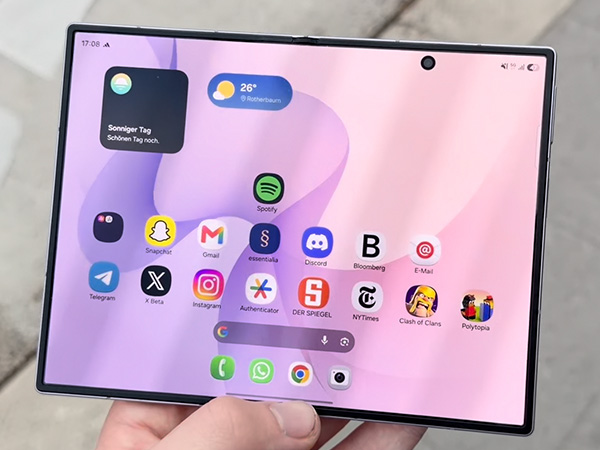 Das Galaxy Z Fold8 aufgefaltet mit geöffnetem Startbildschirm