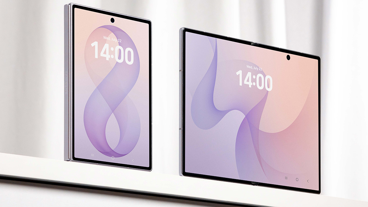 Das Samsung Galaxy Z Fold8 zugeklappt und aufgefaltet.