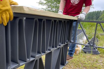 Gebäude Häuser aus Plastikmüll