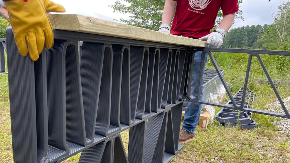 Gebäude Häuser aus Plastikmüll