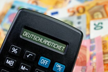 Deutschlandticket Preiserhöhung Tankrabatt Geldverschwendung Kritik DUH