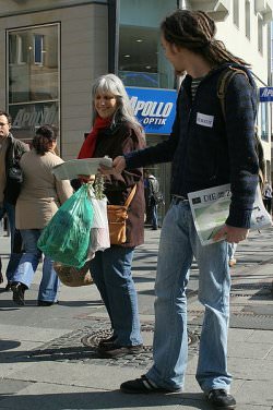 Attac verteilt die "Zeit" aus dem Jahr 2010.